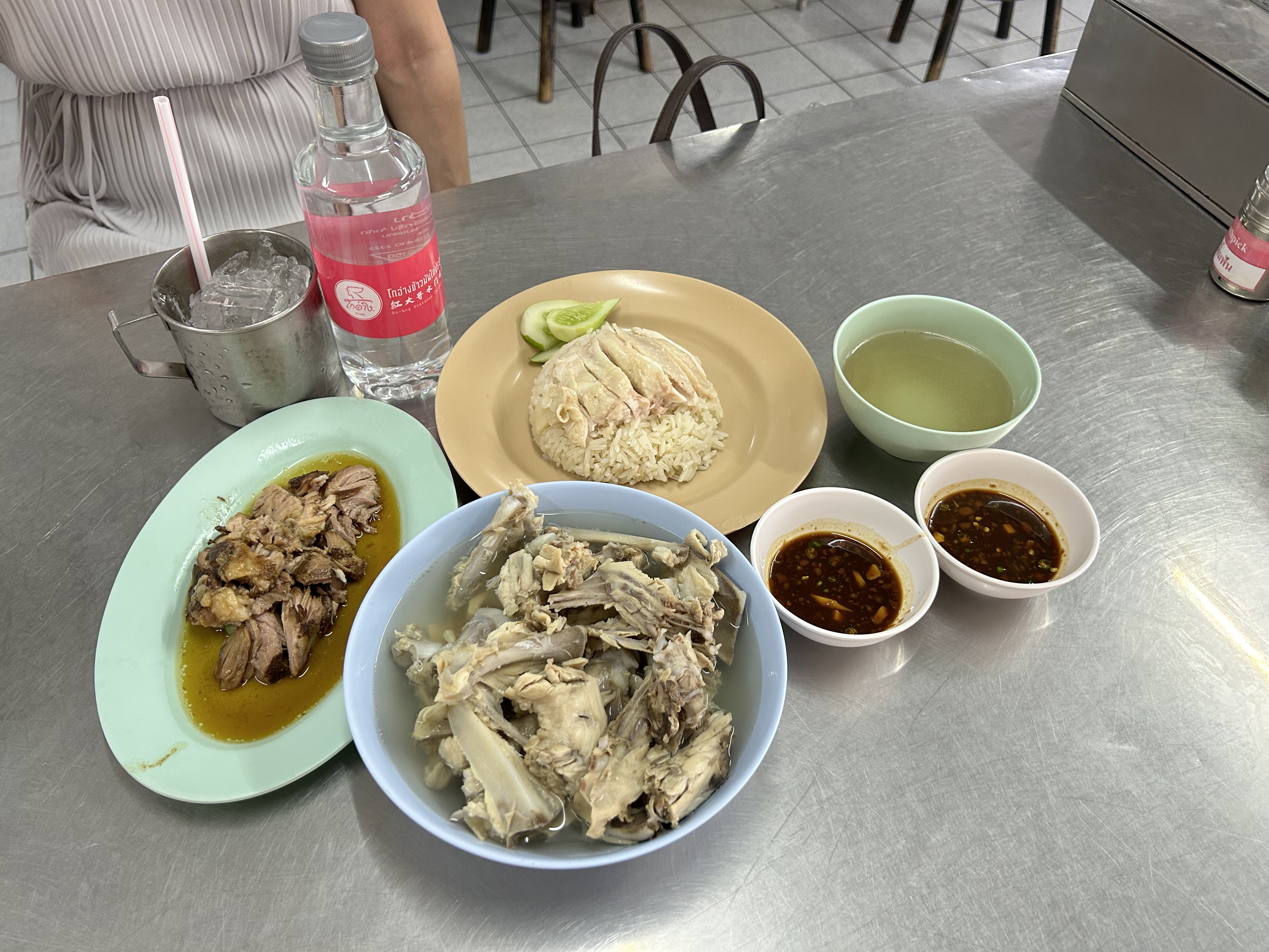 【2日目前編】遅寝早起きしてカオマンガイを食べる朝|母娘旅inタイ・バンコク